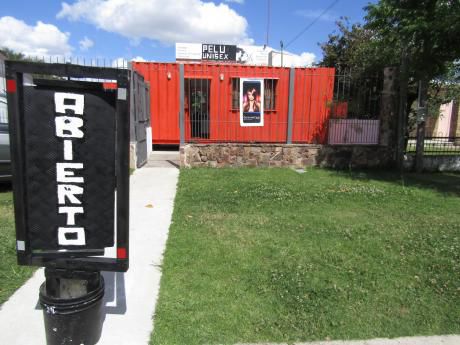 Local De Peluquería Con Accesorios