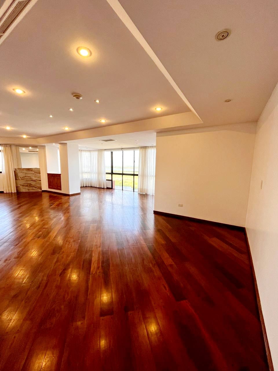 Alquilo dpto de 3 hab. y 2 cocheras en lujoso edificio Zona Yacht & Golf Club. — foto 2