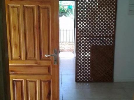Tres Cruces, Casa 2 Dorm, Patio, Al Frente, Rejas. Sin Gastos