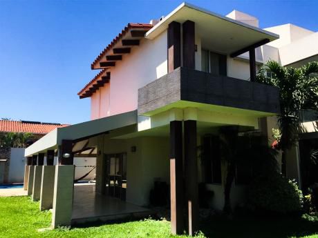 Casa De Lujo En Venta, Entre 3ro Y 4to Anillo, Zona Hospital Japonés