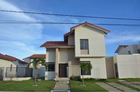 Casa De Dos Plantas En Venta En El Urubo