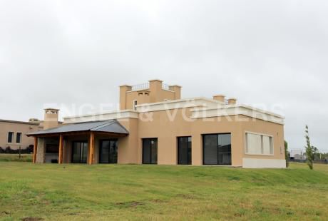 Casa A Estrenar Para Familias En Barrio Cerrado