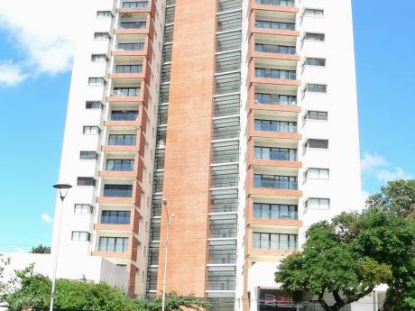 Departamento De 3 Habitaciones En Alquiler Edificio Lares Del Parque.