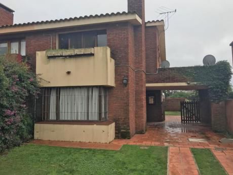 Casa 3 Dormitorios, 2 Baños, Jardín, Fondo, Garaje. Carrasco