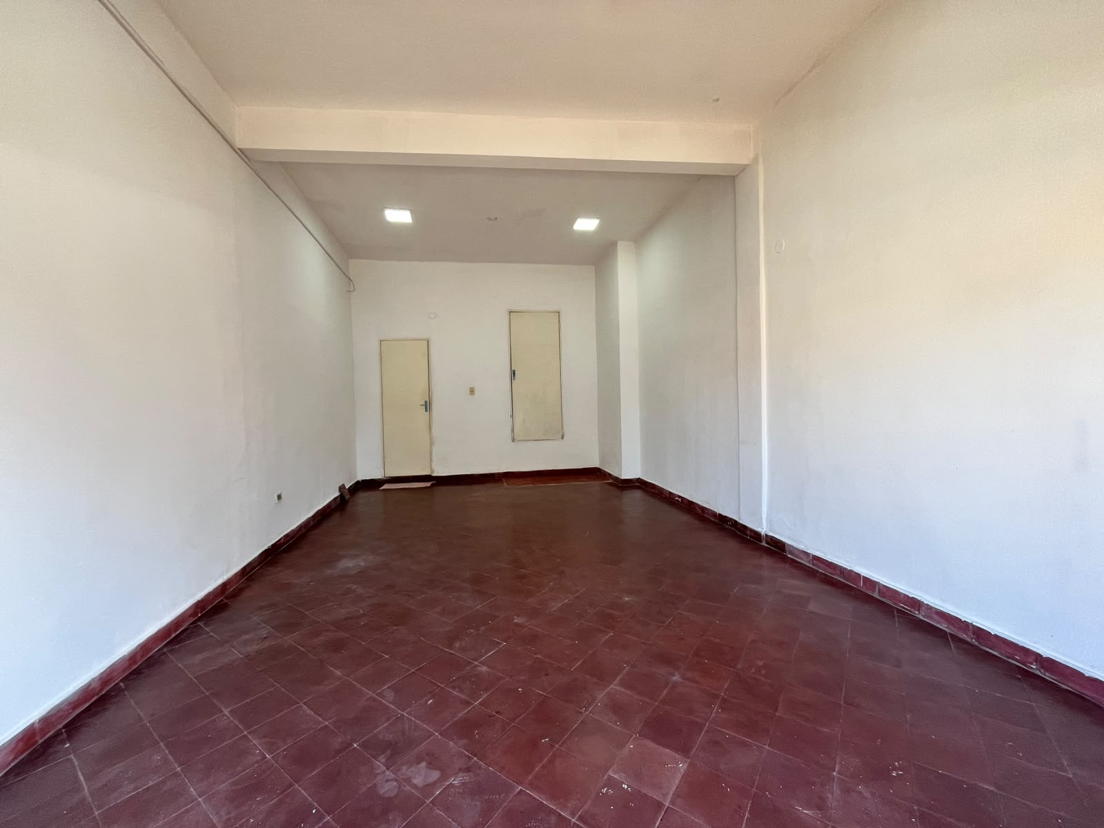 ALQUILO SALON COMERCIAL- A LADO DE SUPER LOS JARDINES FERNANDO DE LA MORA . Shy. — foto 2