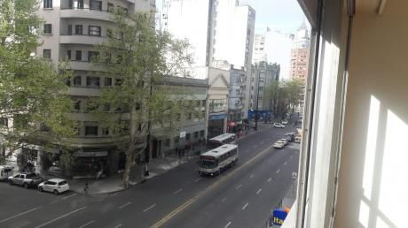 Luminoso Y Amplio Apartamento Sobre 18 De Julio Reciclado