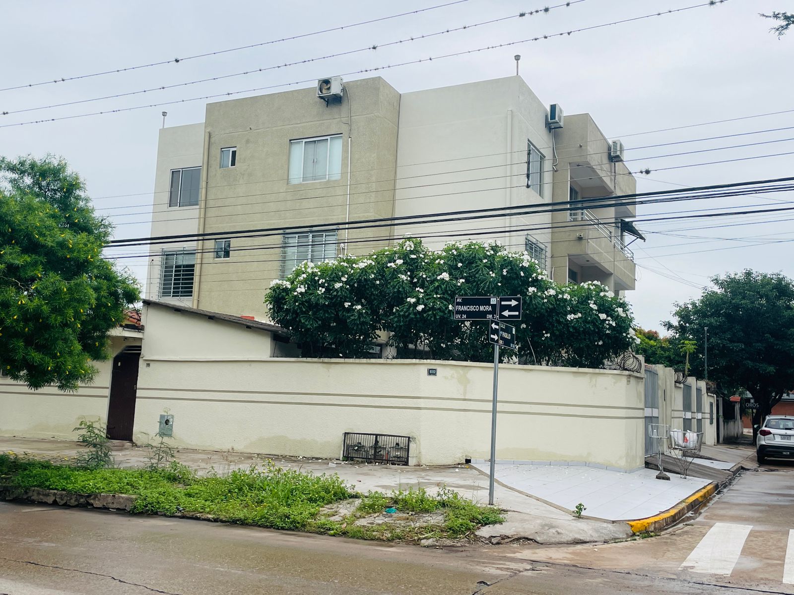 Edificio De Departamentos En Esquina
