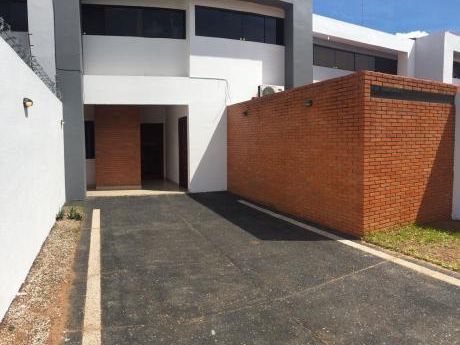 Hermoso Y Amplio Duplex En Lambare Zona Yacht Y Golf Club Colegio Sek.