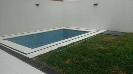 Casa Minimalista Moderna Mburucuya 3 Suites Con Piscina