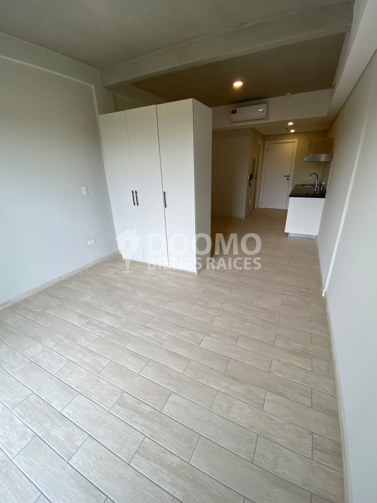 GS. 2.900.000 ALQUILER AMPLIO MONOAMBIENTE A PASOS DEL CIT — foto 2
