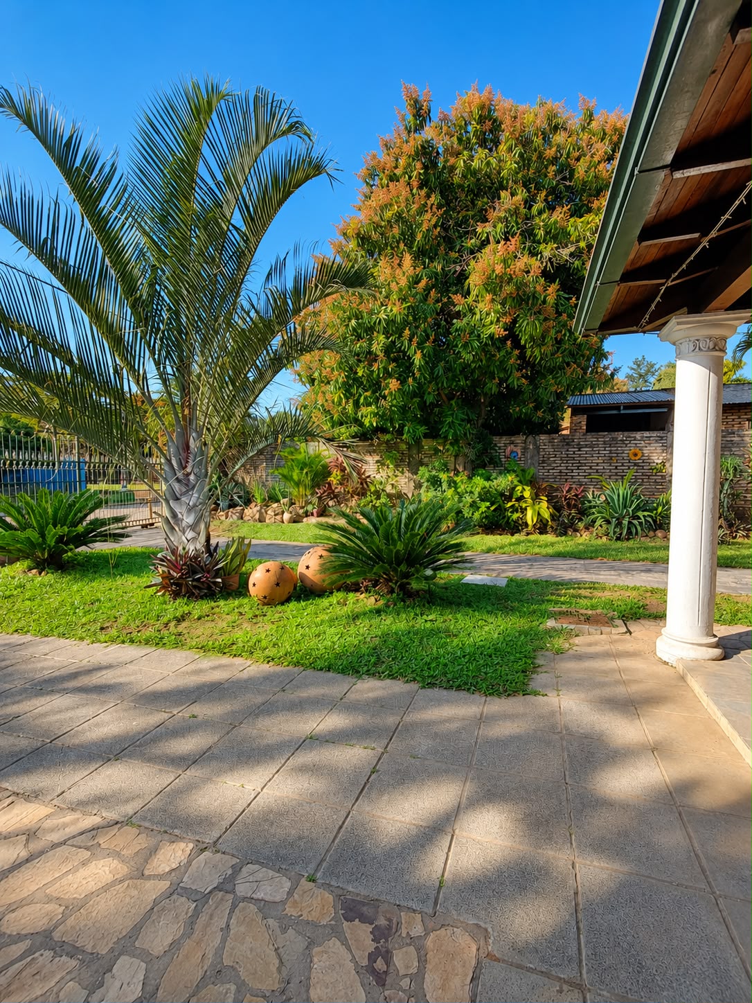 Vendo Casa en Limpio | 1.440 m² | 4 Terrenos | Zona Céntrica — foto 2