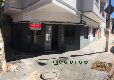 Alquiler De Gran Local Esquina En Pleno Pque Rodó, Impecable Estado