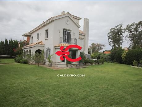 Casa En Carrasco Sur Frente A Plaza Thays. Ref: 1532