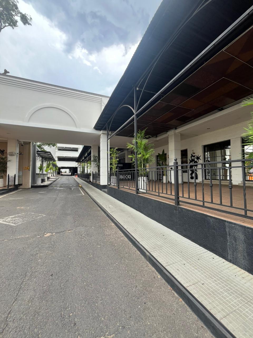 LOCAL COMERCIAL EN PASEO CARMELITAS — foto 3