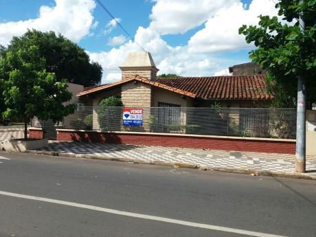 Amplia Casa En Esquina Con Piscina!!! Precio Noegociable!!!!