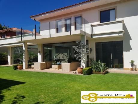 Hermosa Casa En Venta En Zona Residencial De Sucre (zona Condominio Bancario)!!!