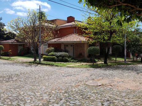 Alquilo Casa En Carmelitas Ideal Para Empresas, Restaurantes O Spa .