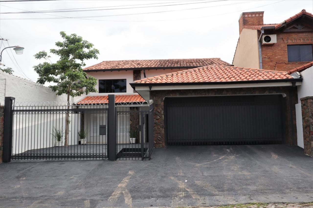 Casa a la venta y en alquiler en el exclusivo barrio Mburucuyá – Asunción — foto 2
