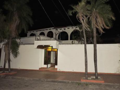 En Alquiler Amplia Y Cómoda Casa Dentro Del 2do Anillo - Zona Sur