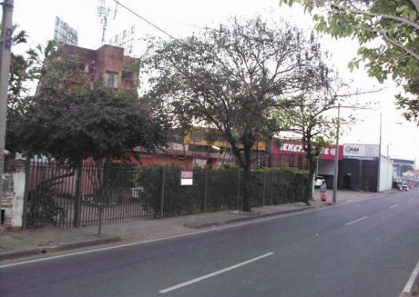 Terreno Con Construcción, A 30 Mts. De La Transchaco!!!