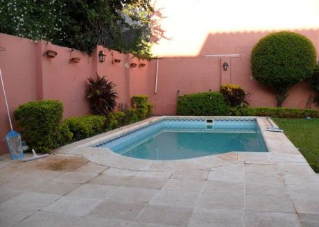 Vendo Casa Zona Mburucuya C/piscina!!!