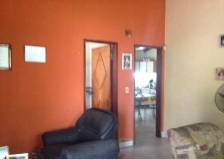 Vendo Casa Cercanias Avda. Fernando De La Mora Y Rca. Argentina!!!