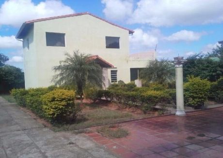Casa Quinta En Oviedo, A Una Cuadra De La Ruta II!!!
