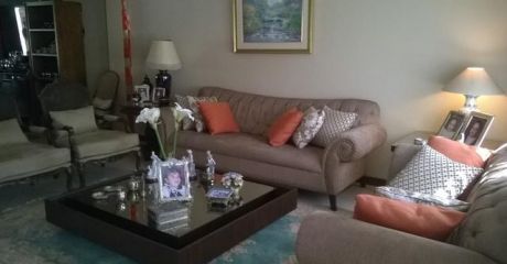 Fina Residencia De Cuatro Dormitorios En Suite En Barrio Mburucuya