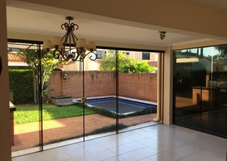 Hermosa Casa En Condominio Cerrado En Las Inmediaciones De La Conmebol