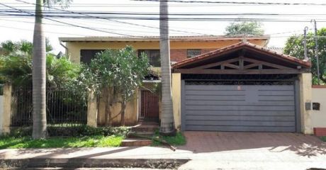 Hermosa Casa Con Piscina Sobre Av. Molas Lopez