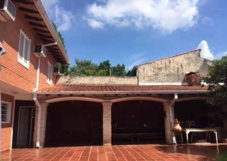 Vendo Casa Super Amplia En Sajonia, Sobre Testanova!!!