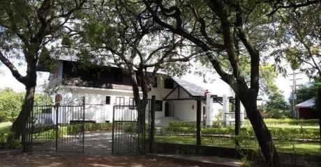 Mansión De 4 Pisos A Pasos Del Yacht Y Golf Club Lambare!!