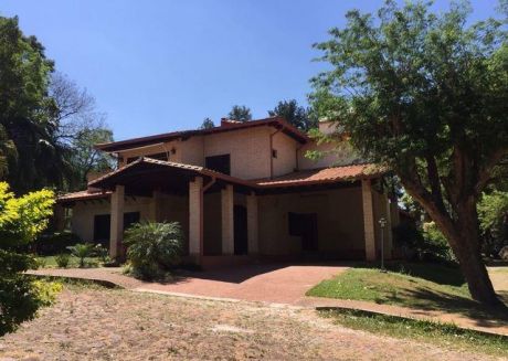 Espectacular Casa En Lambare Dentro De Barrio Cerrado Colinas Del Yacht Y Golf Club.!!