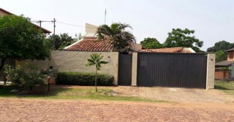 Hermosa Casa En Bº San Miguel. Con Piscina.