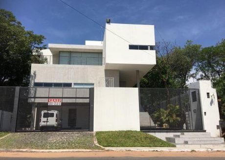 Espectacular Casa Minimalista A Estrenar Frente Al Campo De Golf Lambare Yacht Y Golf Club!!
