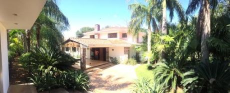 Imponente Casa Sobre Campo De Golf Del Yacht Y Golf Club Lambare!!