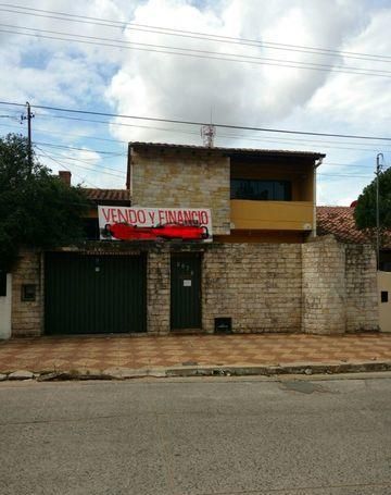 En Barrio San Vicente, Casa En Tres Niveles, A Una Cuadra Y Media De Felix Bogado!!!