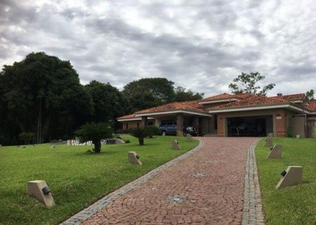 Hermosa E Imponente Casa Sobre El Campo De Golf Del Yacht Y Golf Club Lambare!!