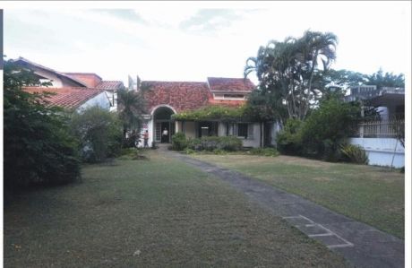 Importante Residencia En Lambare.