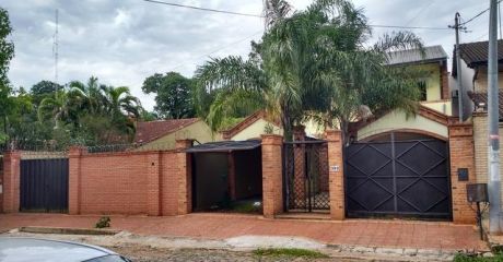 Coqueta Residencia Con Finas Terminaciones! Bo. Mcal Estigarribia!!