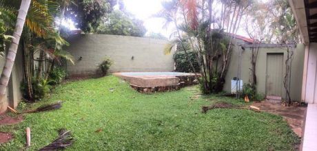 Alquilo Casa Con Piscina En Barrio Mburucuya