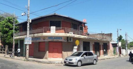 En Alquiler: Departamento En Planta Alta Con Local Comercial En Planta Baja.