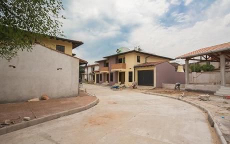Vendo Duplex En Barrio Cerrado. Fernando De La Mora