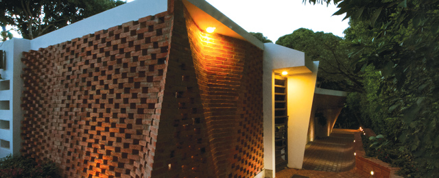 El ladrillo a la luz del habitante soñado