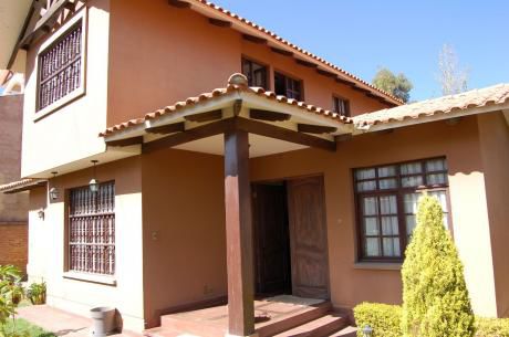 Casa En Venta Tiquipaya A Una Cuadra De La Av. Ecológica