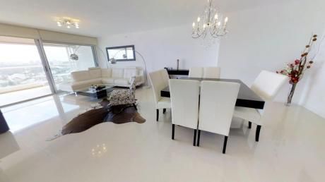 Extraordinario Apartamento En Icon Brava Towers En La Parada 6 De La Brava Con Mas De 30 M2 De Balcon.
