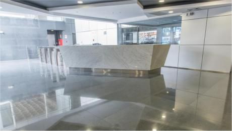 Oficina En Alquiler En San Isidro, De Estreno, Zona Comercial