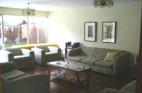 Casa En Corpac, Buena Distribución Y Ubicación.