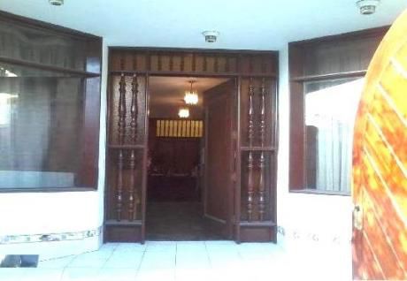 Casa En Los Molinos, En Buen Estado Y Con Vista A Parque
