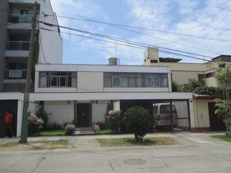 Casa Frente A Parque En San Borja Excelente Ubicación Y Conservada.